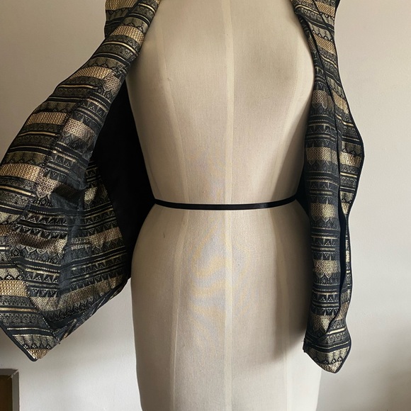 Black and gold vest - Picture 9 of 9